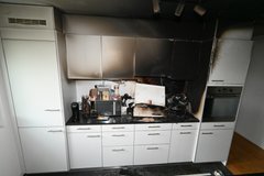 Rauch aus einem Mehrfamilienhaus