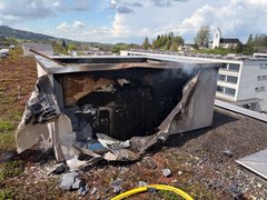 Blitzeinschlag auf Dach von Mehrfamilienhaus