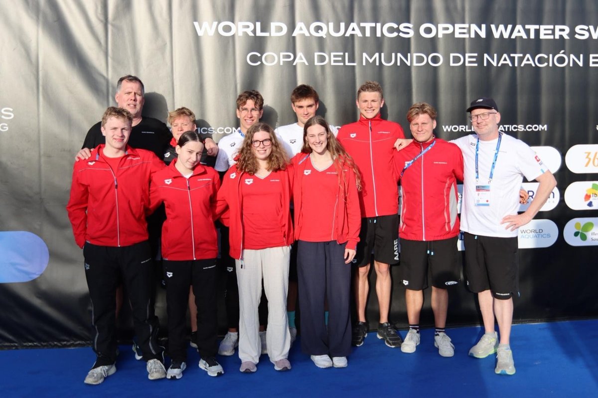 Jacy Söllner trotzt den Wellen auf Ibiza