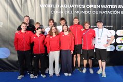 Jacy Söllner trotzt den Wellen auf Ibiza