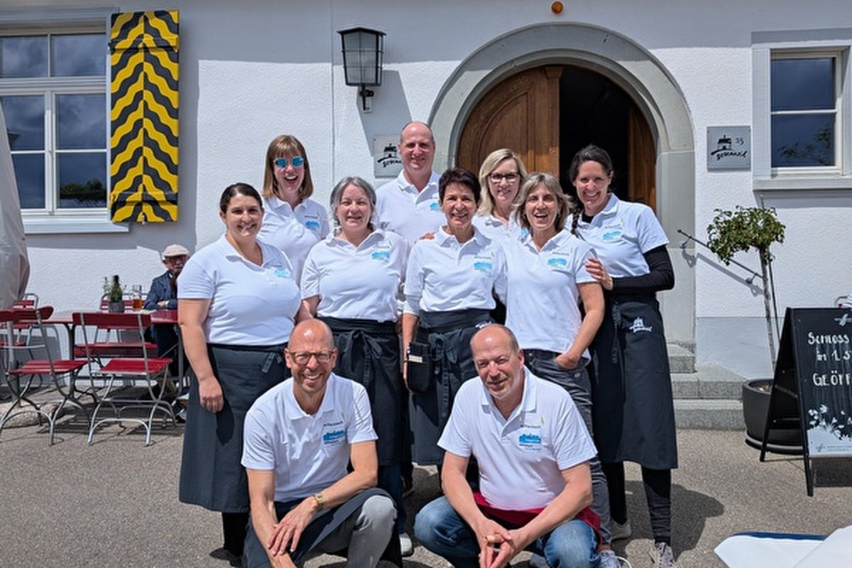 Gemeindemitarbeitende wirten ehrenamtlich im Schloss